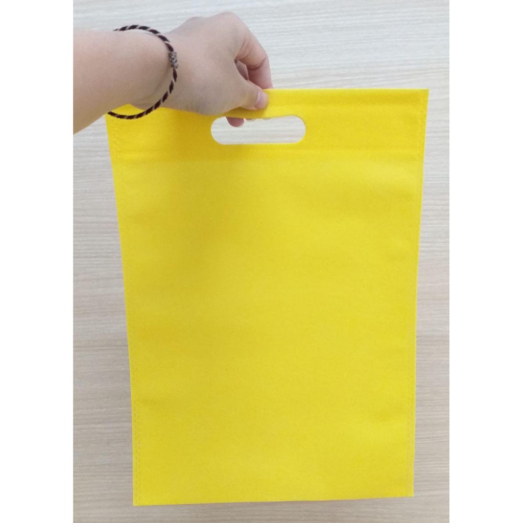 

GOODIE BAG SPUNBOND OVAL 25x35 (Kodian) / Tas Belanja Murah / Kantong Belanja / Souvenir (Kuning)