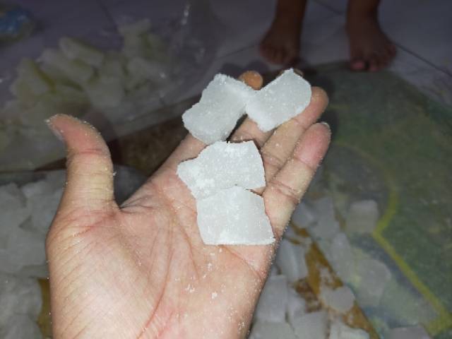 

HG Gula Batu Putih CAP GAJAH Potongan Kecil Khas Cirebon Kemasan 1 Kg