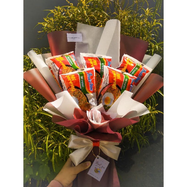 

Indomie Bouquet by uuntukamuu Snack Buket Kado Wisuda Pontianak