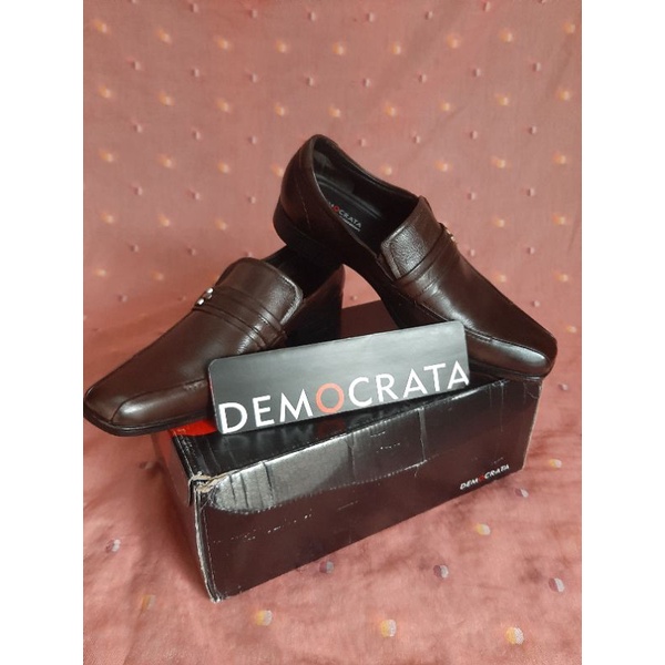 SepatuPria-Democrata