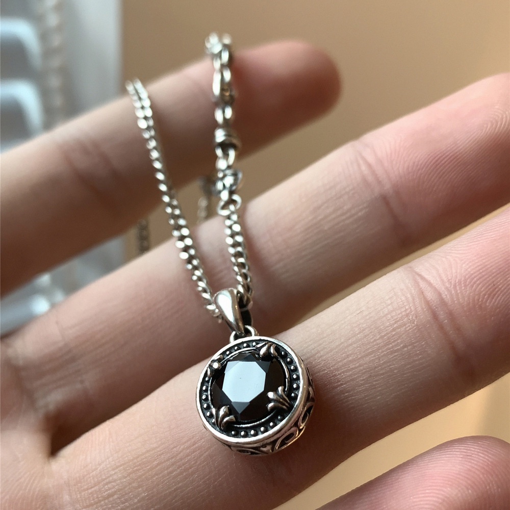 Kalung Rantai Dengan Liontin Batu Zircon Hitam Gaya Retro Untuk Wanita