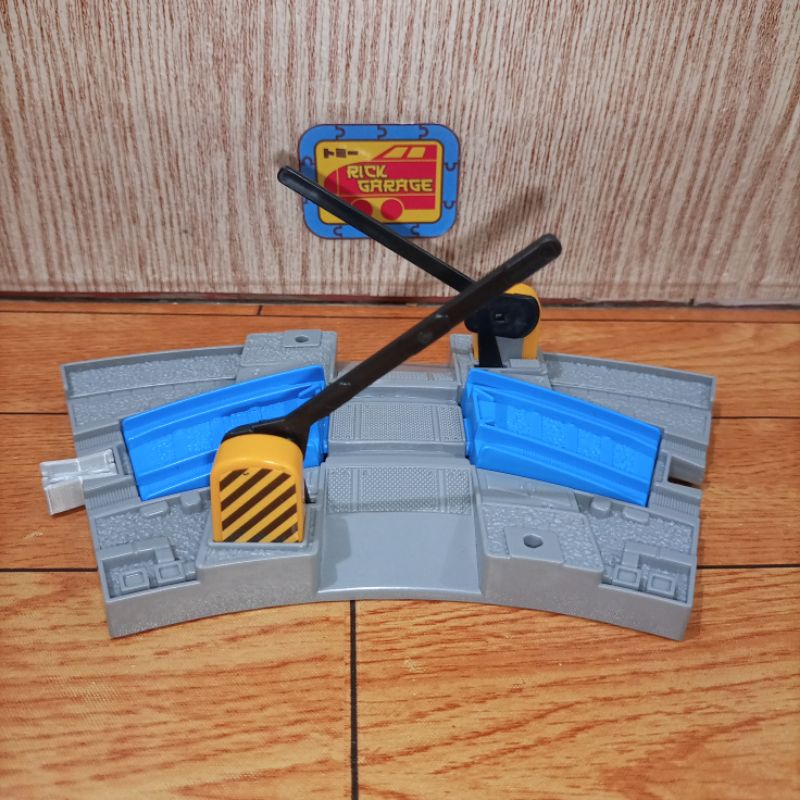 Takara Tomy Plarail - J 20 Curve Railroad crossing