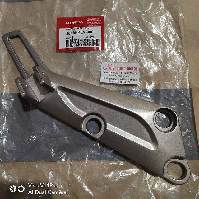 Bracket R Pillion - Dudukan Step Belakang Kanan Supra X Lama Asli AHM 50715-KEV-900
