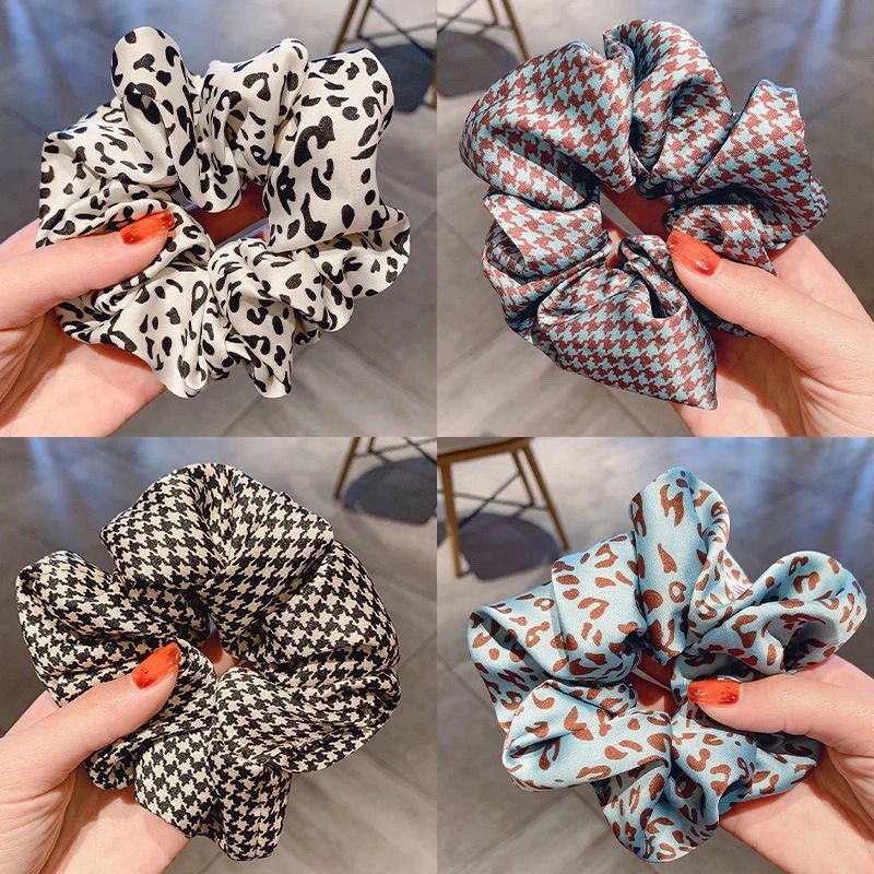 Ikat Rambut Scrunchie Perempuan Motif Abstrak Aksesoris Kunciran Kualitas Bahan Elastis AK250