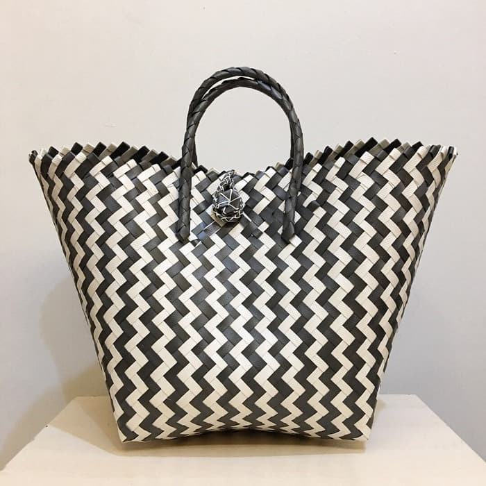 

Tas Anyaman Plastik, Tas Souvenir, Tas Sembako Murah, Tas Kerajinan