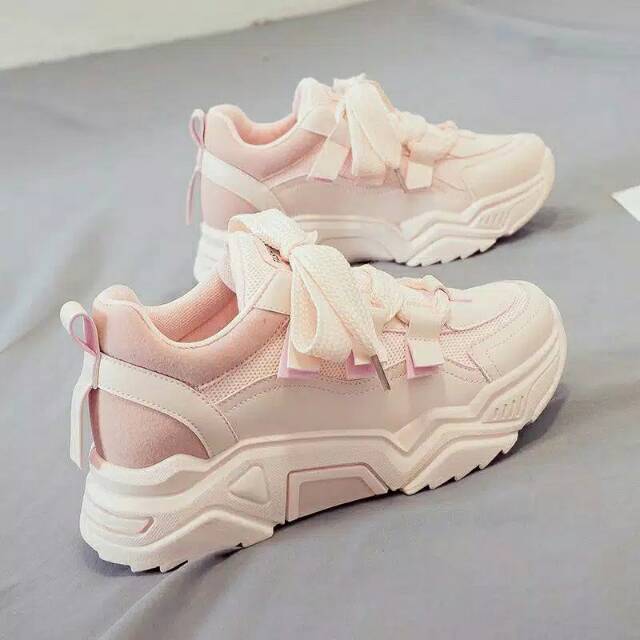 Sneaker import wanita