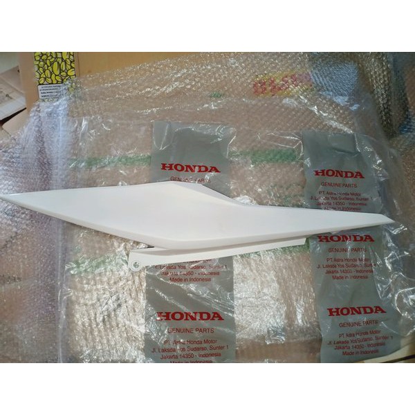 cover R body belakang Sonic 150 led k56-N00 original Honda putih bagian kanan