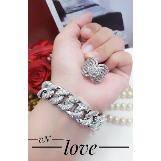 Satu set perhiasan titanium