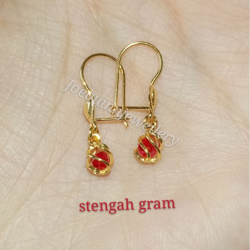 Anting mutiara kecil emas muda