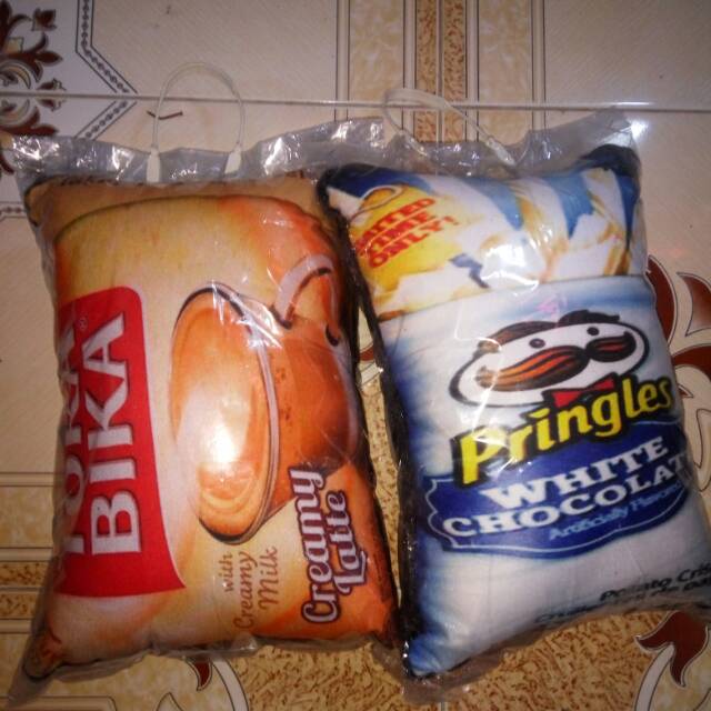 Bantal snack karakter