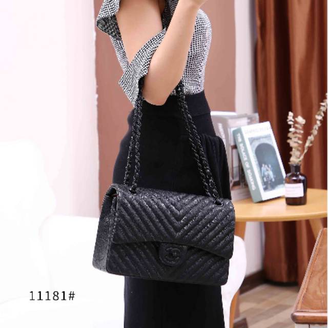 Tas selempang rantai, Chanel  Maxi Chevron 11181  Caviar Skin So Black