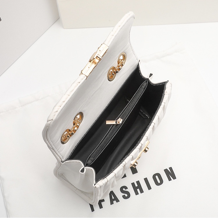 I.T iFashion Tas Selempang Wanita Bahan Kulit Warna Putih Hitam Rantai Emas