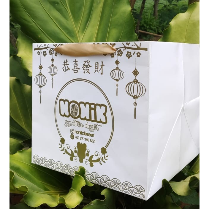 

Paperbag kotak nasi putih ivory sablon uk(20x20x18)