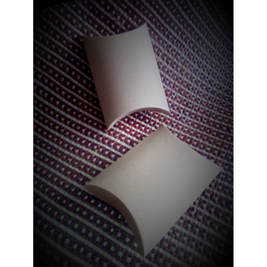 

A PILLOW BOX/KOTAK KADO BROWN KRAFT 280 gr, ukuran15,3X11,5 X3,5 Cm