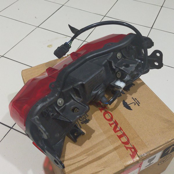 lampu stop belakang adv 150 original k0w