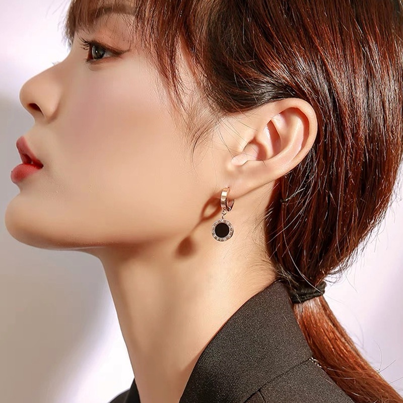 Anting Titanium Wanita Hitam Bulat Angka Romawi Liontin Gesper Telinga Anti Karat Anti Hitam Perhiasan Korea