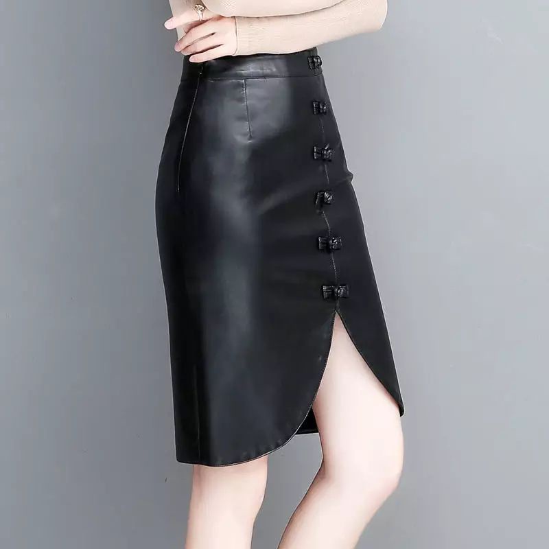 Rok Kulit Sintetis Mini Leather Skirt PU Split Belahan Depan Tengah Melengkung Aksen Kancing Model Clasik