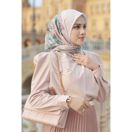 BUTTON SCARF THE SEVILLA SERIES