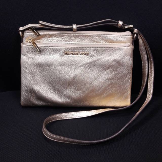 PRELOVED -
Michael Kors Gold Leather Large Crossbody messenger purse bag in GOLD.