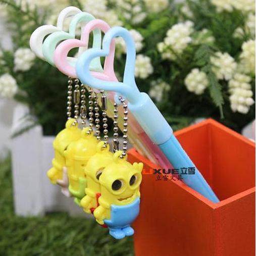 

Ini Pulpen Dengan Ujung Motif Hati Dan Gantungan Miniatur Minion Ayo Beli