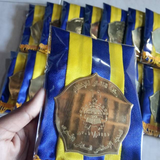 Samir wisuda + bandol logo (kuningan)