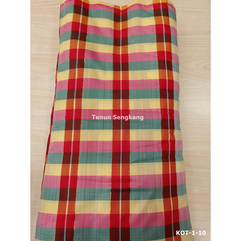 Bungkusan Merah Songket Berbenang Emas