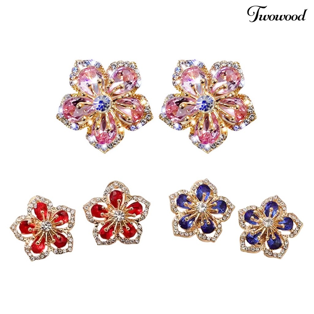 1 Pasang Anting Stud Bentuk Bunga Aksen Glitter Bahan Alloy Tahan Lama Untuk Wanita