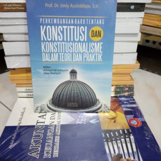 PERKEMBAMBANGAN BARU TENTANG KONSTITUSI DAN KONSTITUSIONALISME DALAM TEORI DAN PRAKTIK