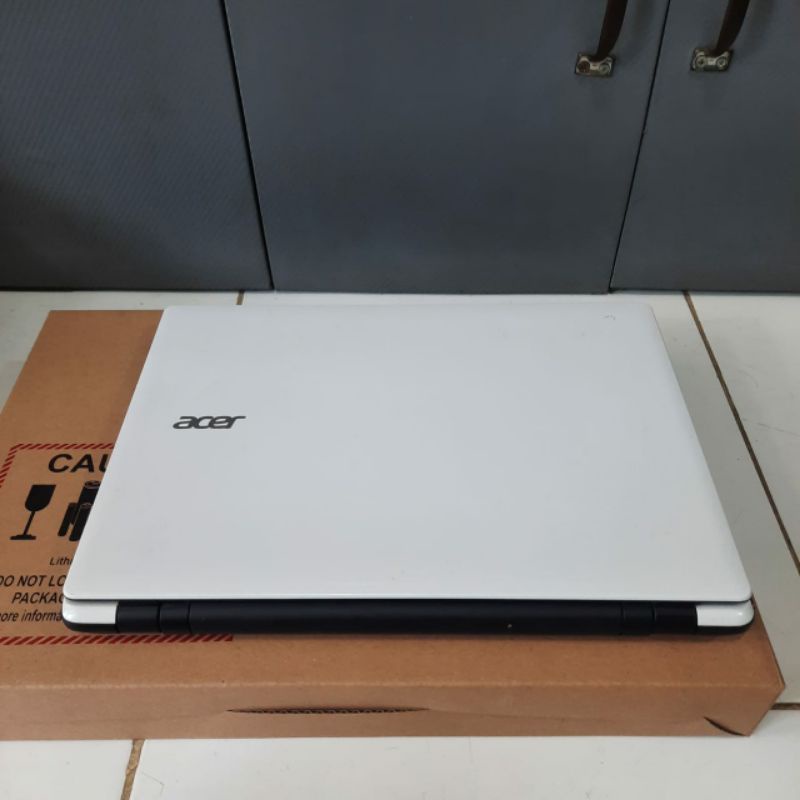 Laptop Acer Aspire E5-471G Core i3-4030U Ram 4GB/HDD 500Gb DualVga Nvidia Geforce 820M 2Gb+intel Hd Graphic Layar 14 inch Siap pakai