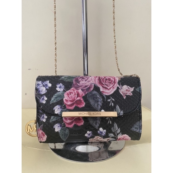 Sling rantai imut “MK”