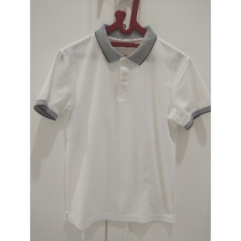Kaos Putih Uniqlo