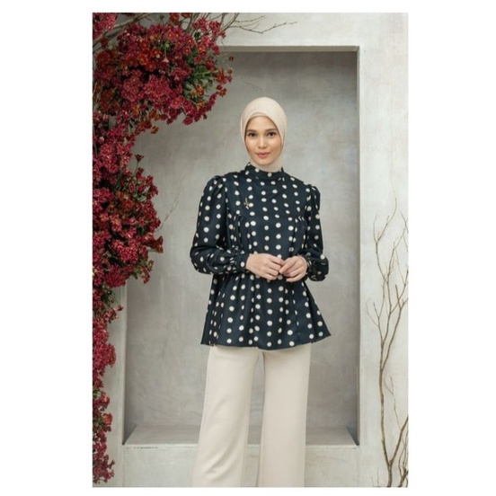 Gina Blouse Wearing Klamby