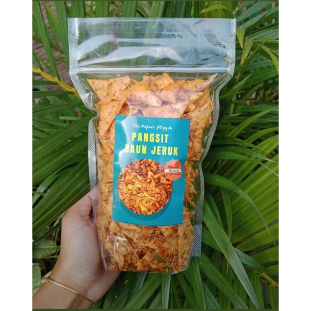 

keripik pangsit daun jeruk 250 gram pedas viral kriuk