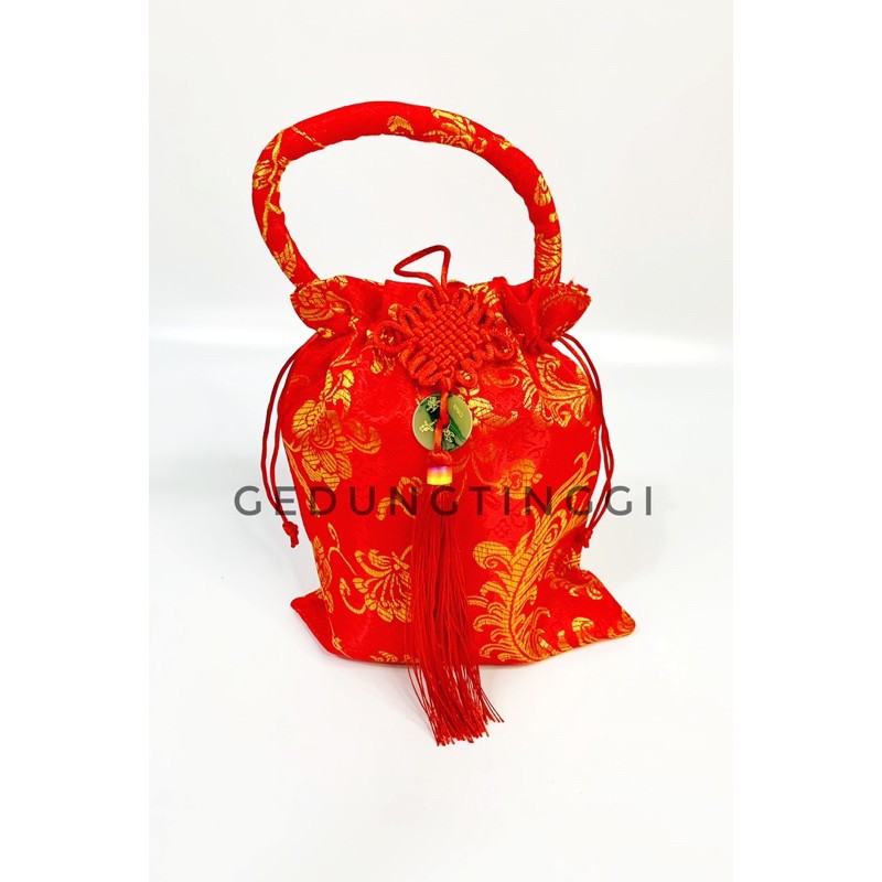 Tas Pouch Kantong Serut Bingkisan Kado Hadiah Hampers Parcel Parsel Dos Kotak Box Toples Kue Kering Keranjang Giok Motif Imlek Tahun Baru Cina Sincia Cny Shio Macan 2022 Hantaran Lamaran Wedding Sangjit Pernikahan Nikahan Shuangshi Merah Emas Anak Dewasa