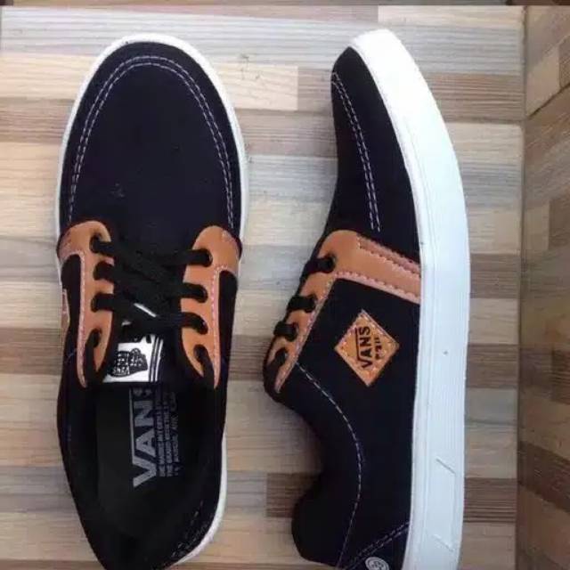 Sepatu pria wanita casual Vanns termurah 39-43