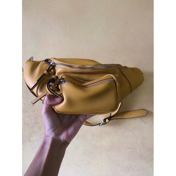 PRELOVED- Tas Selempang Stradiparius warna kuning