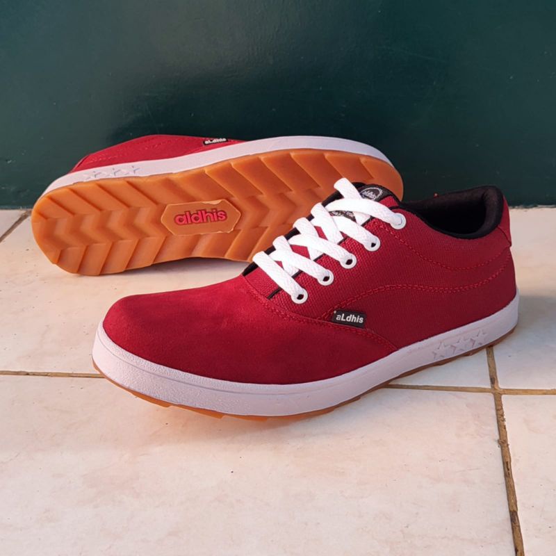 Sepatu Pria Casual Original Lokal Sneakers Cowok Keren Buat Gaya Aldhis M01 Merah Maroon