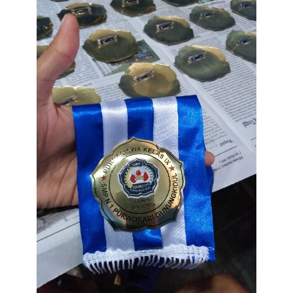 Medali samir wisuda kuningan grafir