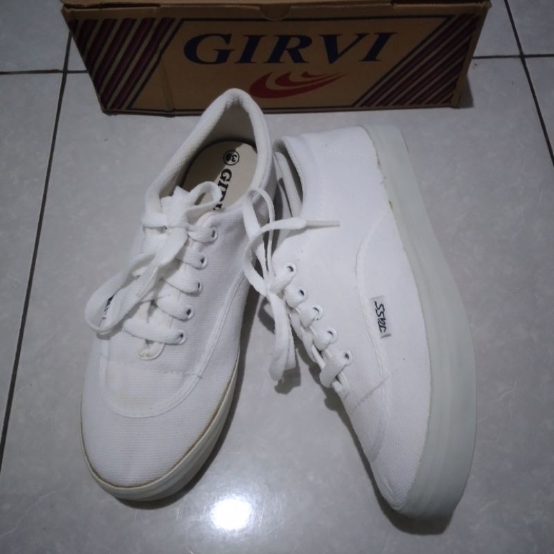 Sepatu girvi jass