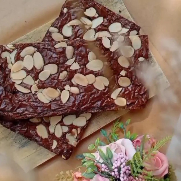 

Brownies Shiny Crust Enak. Made by order, pasti fresh no pengawet - Coklat
