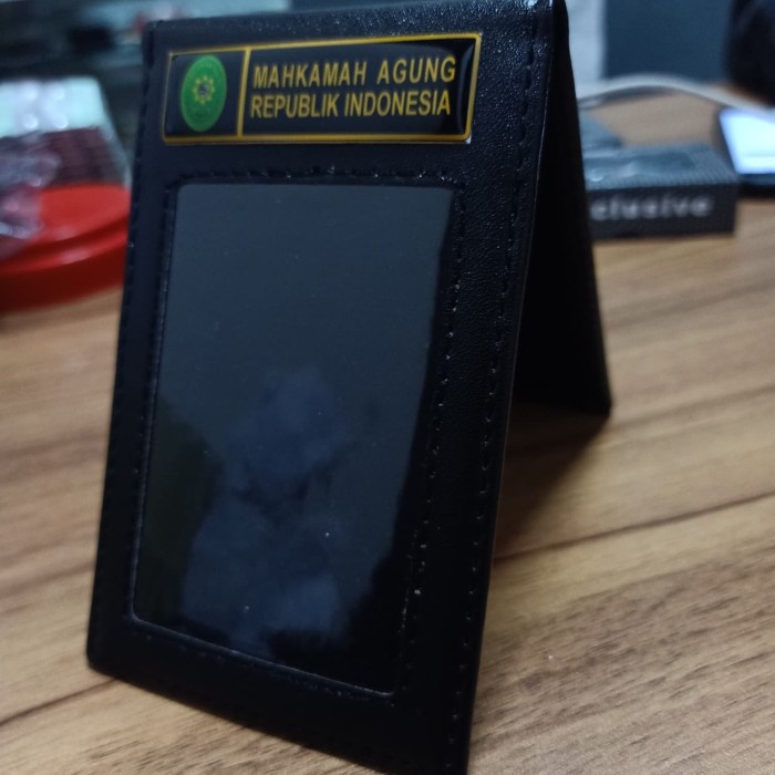 

Berkualitas Name Tag Id Card Saku Kulit Logo Mahkmah Agung R.I Ma Ri Hitam Dof Gilaa!!!