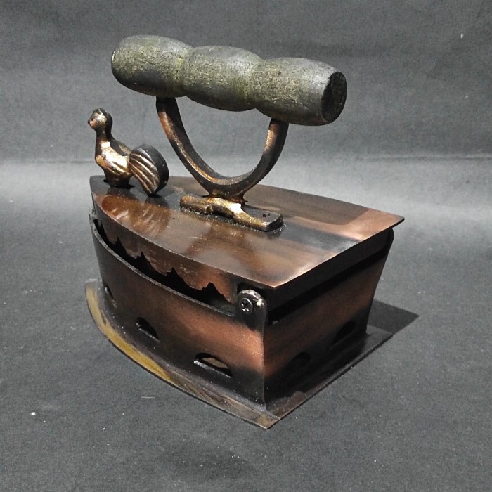 Pajangan miniatur asbak setrika kuno kuningan Laris