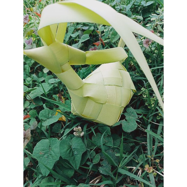 

READY Daun Lontar Ketupat yang sudah di bikin Ketupat Jago