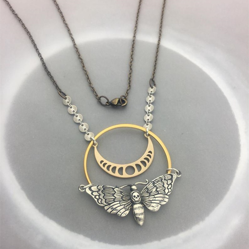 Kalung Hias Liontin Bulan Kerangka Moth Bahan Alloy Gaya Retro Untuk Wanita