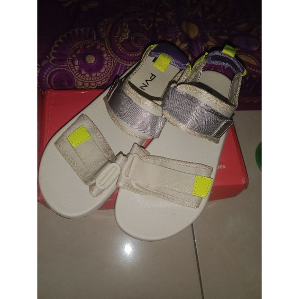 Preloved sepatu Pvn