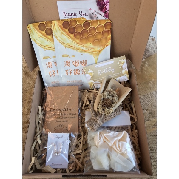 

Gift Box thema Gold 4 / Kado ulangtahun untuk cewek