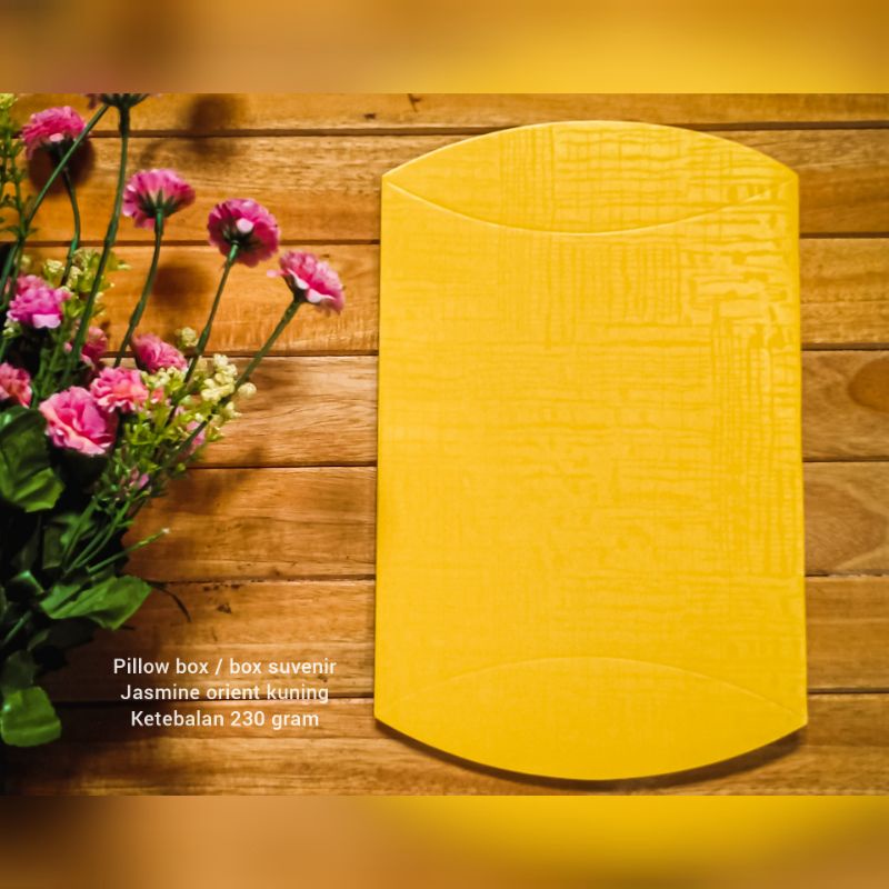 

PILLOW BOX MEDIUM 18X23,5X5 CM.bahan Jasmine orient kuning. kotak hijab, kotak kado, box suvenir murah