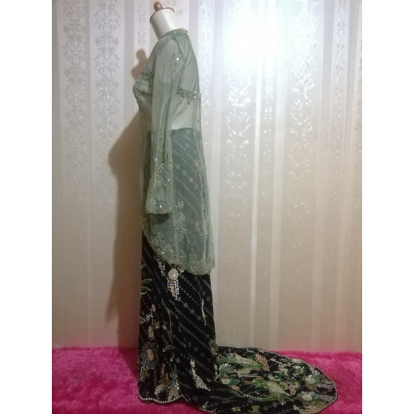 Set Kebaya lamaran wisuda set Rok Batik Payet Hijau Pupus Berekor