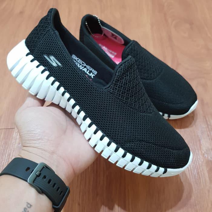 SEPATU SKECHERS GOWALK SMART - BLACK/WHITE / SKECHERS WANITA