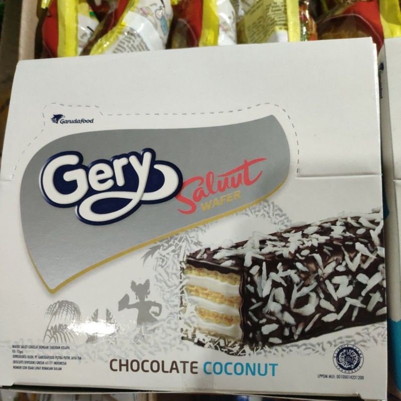 gery saluut wafer salut coklat taburan kelapa dan krim kelapa
